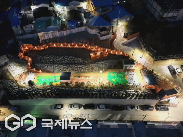 50년간 방치된 문현동 노후 주택 허물고 해솔어린이공원으로 새 단장(조성 후 모습-야간)/제공=남구청