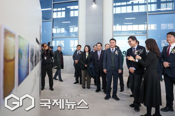 박형준 부산시장(오른쪽 세 번째)과 이종욱 관세청 차장(오른쪽 네 번째)이 유영한 부산세관장(오른쪽 끝)의 안내를 받으며, 관세 역사 사진전을 관람하고 있다