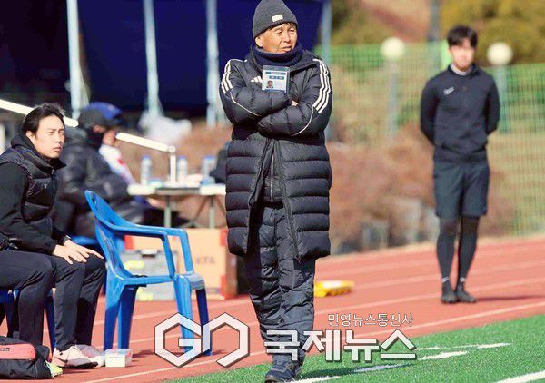중앙대 오해종 감독이 20일 김천대학교 인조구장에서 열린 ‘스포츠 중심도시 김천 제22회 1,2학년대학축구대회’ 단국대와 준결승전을 지켜보고 있다(사진=김병용 기자)