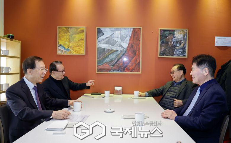 ▲이석연 대통령직속 국민통합위원장은 21일 서울 중구 한 음식점에서 인명진 갈릴리교회 원로목사, 좌승희 전 박정희대통령기념재단 이사장, 김진 전 중앙일보 논설위원 등 뷰수 진영 원로들과 오찬 간담회를 하고 있다.