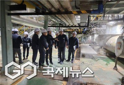 ​부산 해운대구 그린시티에 위치한 에너지사업소 내 열공급시설 안전관리 실태와 안전사고 발생 시 대응 매뉴얼 운영 현황 등을 중점 점검하고 있는이근희 CEO/제공=부산환경공단​