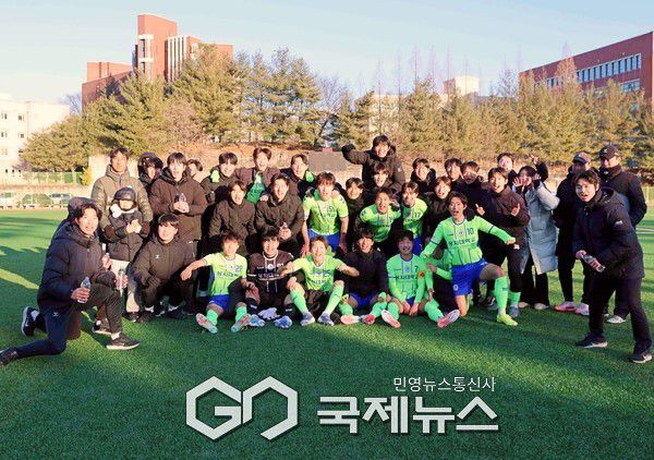 상지대 선수단이 20일 김천대학교 인조구장에서 열린 ‘스포츠 중심도시 김천 제22회 1,2학년대학축구대회’ 준결승전에서 용인대를 꺾고 결승 진출 확정 후 기념 촬영에 임하고 있다(사진=김병용 기자)