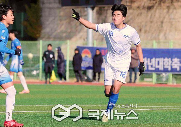 중앙대 김수민이 20일 김천대학교 인조구장에서 열린 ‘스포츠 중심도시 김천 제22회 1,2학년대학축구대회’ 단국대와 준결승전 후반 35분 멀티골을 터트리고 기뻐하고 있다(사진=김병용 기자)