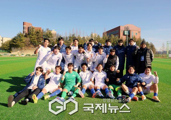 중앙대 선수단이 20일 김천대학교 인조구장에서 열린 ‘스포츠 중심도시 김천 제22회 1,2학년대학축구대회’ 첫 결승전 확정 후 기념 촬영에 임하고 있다(사진=김병용 기자)