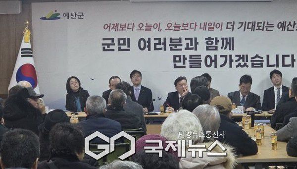 최재구 군수가 한 주민으로부터 질문을 받고 생각에 깊이 잠겨 있다/박의규 기자