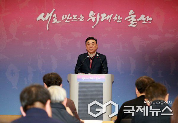 (사진제공=울산시) 김두겸 울산시장이 21일 시청 프레스센터에서 정부의 ‘5극3특 국가균형발전 전략’과 최근 논의되고 있는 시·도 간 광역 행정통합과 관련해 울산시의 기본 입장을 밝히고 있다.