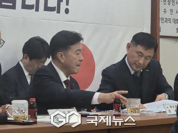 오가면민의 질문에 명쾌한 답을 전달하기위해 다시한번 오가 면장과 깊이있게 상의 하고 있다/박의규 기자