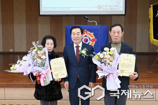 (사진제공/창녕군) 성낙인 군수가 표창장 수상자와 함께 기념촬영을 하고 있다.