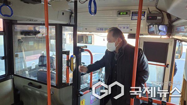 (사진제공=울산시) 22일 덕하공영차고지에서 시와 버스조합 관계자들이 참석한 가운데 오는 2월 1일부터 시행되는 어르신 교통카드 결제 시스템 시연회를 하고 있다.