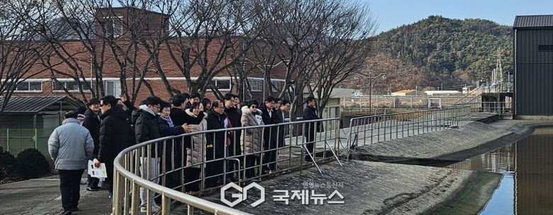 (제공=경주시) 경주 공공하수처리장에서 혐기조 등 주요 처리시설을 둘러보는 수원특례시의회 방문단