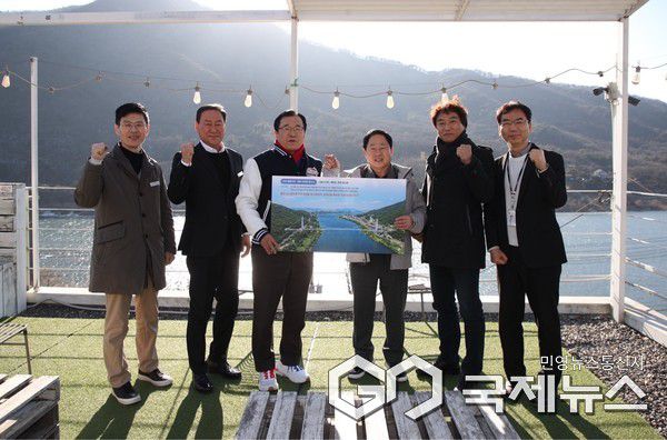 22일 개최된 「하남시-남양주시 상생협력 기반 한강 수변 친환경 연계 발전 방안 공동 연구 용역 보고회」를 기념하여 이현재 하남시장을 비롯한 관계자들이 기념사진 촬영을 하고 있다.(사진=하남시)