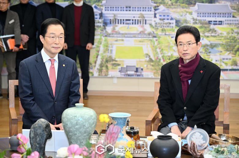 (제공=경북도) 행정통합 관련 현안을 논의하는 임종식 교육감과 이철우 지사