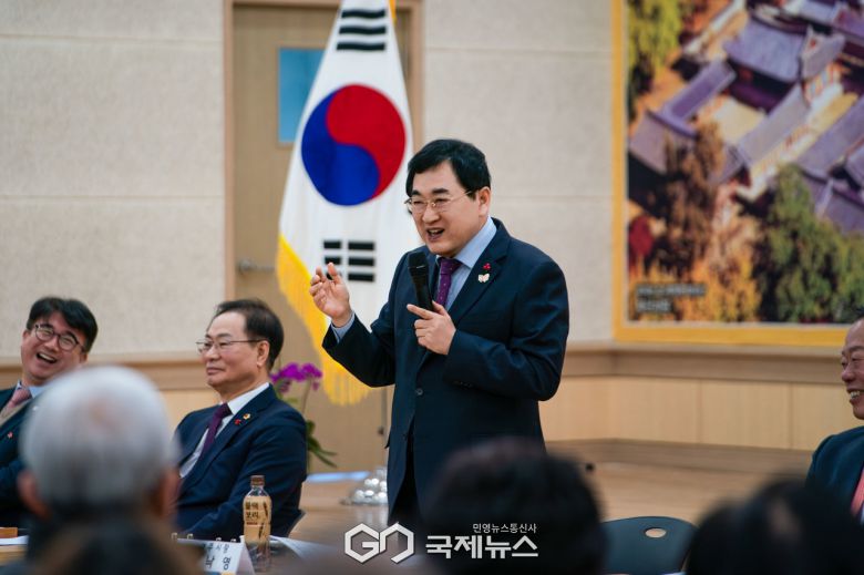 (사진=김진태 기자) 2026년 현장소통한마당에 나선 주낙영 경주시장