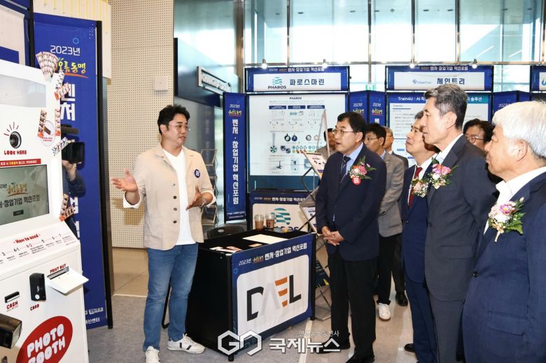 (제공=경주시) 지역 벤처·창업기업 부스를 방문해 제품 설명을 청취하며 기술 개발 현황을 점검하고 있는 주낙영 경주시장