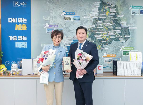 (사진/시흥시) 임병택 시흥시장(오른쪽)은 초대 시 명예문화홍보대사로 가수 강애리자(왼쪽)를 위촉하고 지난 1월 20일 시장실에서 기념촬영을 하고 있다.