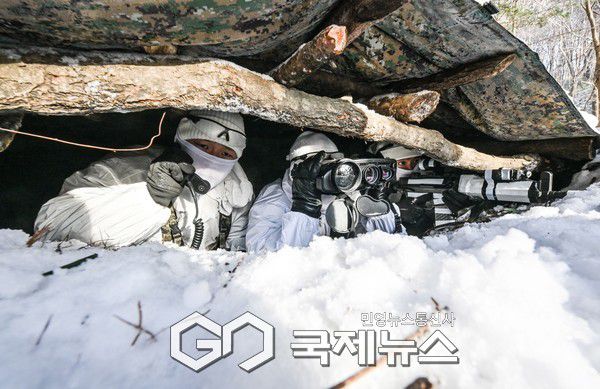 육군 특전사 장병들이 설한지 극복훈련 간 다기능 관측경으로 핵심표적의 움직임을 관측하고, 항공화력을 유도.(사진제공.육군)