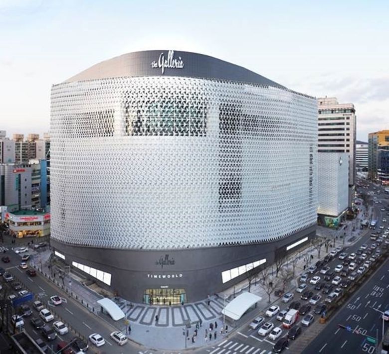 갤러리아타임월드가 다가오는 신학기를 앞두고 가방 특집전과 다양한 상품 행사를 마련했다.