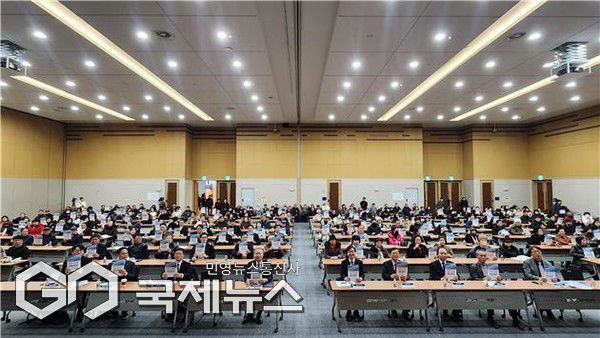 '북항 재개발 이대로 괜찮은가? -북항 재개발, 완성을 향한 과제와 해법' 정책토론회가 22일, 부산항 국제전시컨벤션센터 이벤트 D홀에서 열린 가운데 300여 명의 시민과 전문가들이 참석해 성황리에 마무리됐다/제공 조경태 의원실