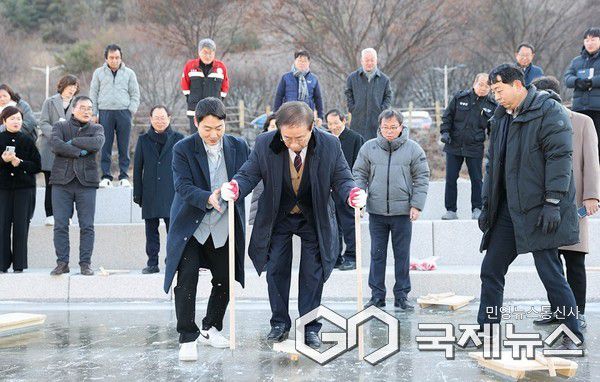 김문근 단양군수가 축제장을 찾아 외발썰매을 타고 있는 모습
