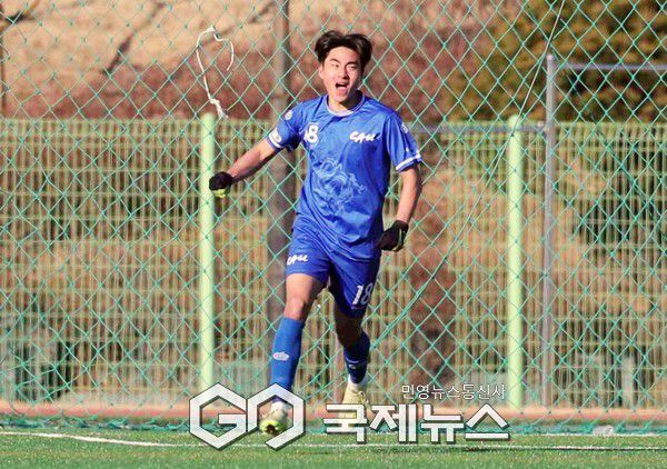 중앙대 김수민이 22일 오후 2시 김천대 인조구장에서 열린 ‘스포츠 중심도시 김천 제22회 1,2학년대학축구대회' 상지대와 결승전 0-2로 뒤진 후반 15분 이태경의 크로스을 헤더골을 터트리고 포효하고 있다(사진=김병용 기자)