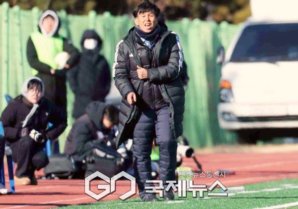 챔피언 중앙대학교 축구부 오해종 감독이 22일 오후 2시 김천대 인조구장에서 열린 ‘스포츠 중심도시 김천 제22회 1,2학년대학축구대회 상지대와 결승전 중 선수들에게 전술 지시를 하고 있다(사진=김병용 기자)