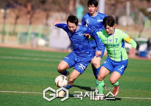 중앙대 최강민(좌)과 상지대 김동건(우)가 22일 오후 2시 김천대 인조구장에서 열린 ‘스포츠 중심도시 김천 제22회 1,2학년대학축구대회' 결승전에서 치열하게 격돌하고 있다(사진=김병용 기자)