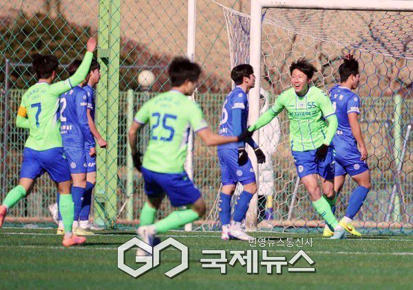 상지대 노현준이 22일 오후 2시 김천대 인조구장에서 열린 ‘스포츠 중심도시 김천 제22회 1,2학년대학축구대회' 중앙대 결승전 전반 8분에 추가골을 터트리고 포효하고 있다(사진=김병용 기자)