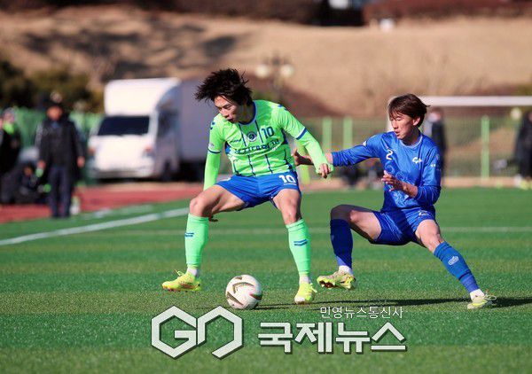 상지대 황태환(좌)과 중앙대 조정현(우)이 22일 오후 2시 김천대 인조구장에서 열린 ‘스포츠 중심도시 김천 제22회 1,2학년대학축구대회' 결승전에서 치열한 볼다툼을 펼치고 있다(사진=김병용 기자)