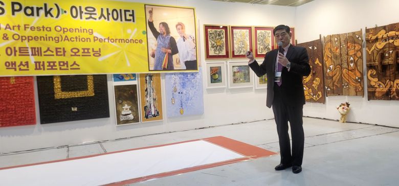 사진=월드아트페스타 전시를 설명하는 이수열 월드아트페스타 집행위원장