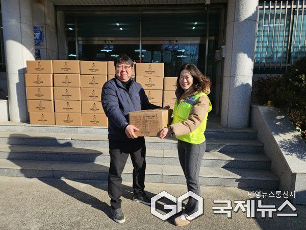 (사진제공=울산항만공사) 방한용품(핫팩)을 지원하고 있다.