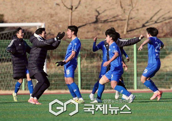 중앙대 김수민이 22일 오후 2시 김천대 인조구장에서 열린 ‘스포츠 중심도시 김천 제22회 1,2학년대학축구대회' 상지대와 결승전 후반 20분 경기를 뒤집는 역전골을 넣고 기뻐하고 있다(사진=김병용 기자)