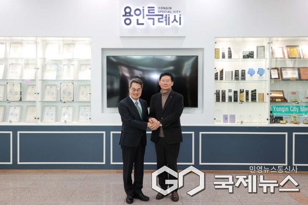 (사진=용인시) 23일 용인특례시청 로비에서 이상일 시장(오른쪽)이 김동연 지사와 기념사진을 찍고 있다