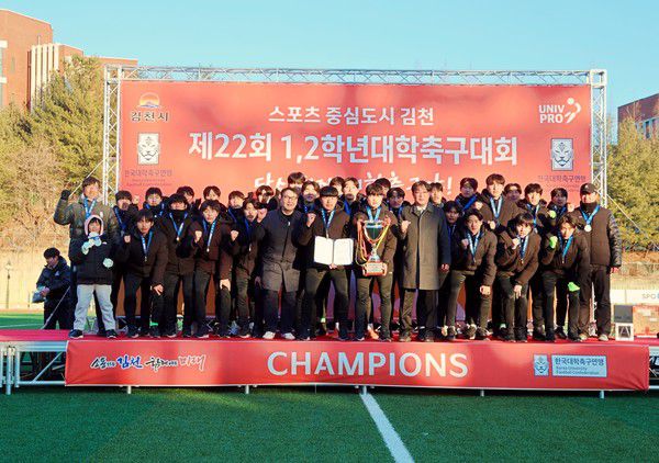 상지대학교 축구부 선수단이 22일 오후 2시 김천대 인조구장에서 열린 ‘스포츠 중심도시 김천 제22회 1,2학년대학축구대회 시상식 중 준우승 수상 후 기념 촬영에 임하고 있다(사진=김병용 기자)