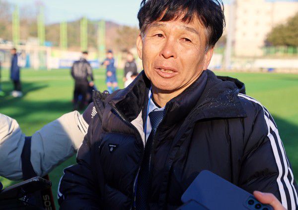 챔피언 중앙대학교 축구부 오해종 감독이 22일 오후 2시 김천대 인조구장에서 열린 ‘스포츠 중심도시 김천 제22회 1,2학년대학축구대회 우승 확정 후 본지와 갖진 인터뷰 중 가족에 미안함을 밝히며 눈물을 흘리 고 있다(사진=김병용 기자)