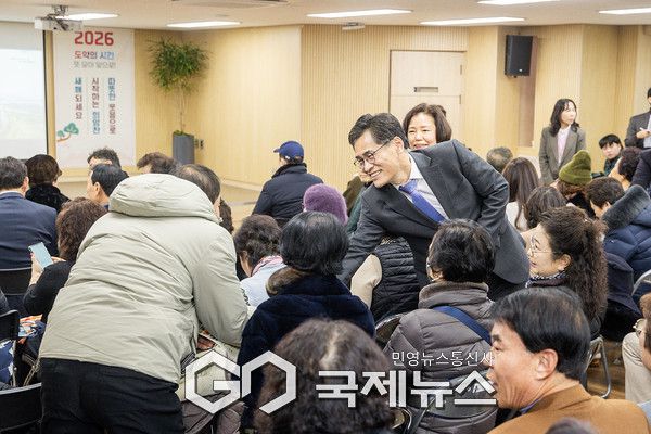 ‘2026년 동 신년 업무보고회’에서 주민과 인사나누고 있는 이기재 양천구청장 [사진제공=양천구청]