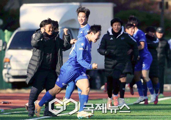 챔피언 중앙대학교 축구부 오해종 감독이 22일 오후 2시 김천대 인조구장에서 열린 ‘스포츠 중심도시 김천 제22회 1,2학년대학축구대회 상주대와 결승전 1-2 뒤진 후반 18분 최강민의 동점골이 터지자 두 손을 불끈쥐고 기뻐하고 있다(사진=김병용 기자)