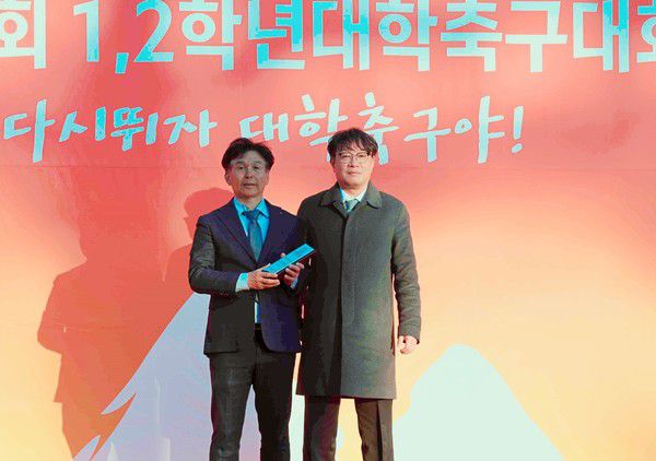 챔피언 중앙대학교 축구부 오해종 감독이 22일 오후 2시 김천대 인조구장에서 열린 ‘스포츠 중심도시 김천 제22회 1,2학년대학축구대회 시상식에서 최우수지도상 수상 후 기념 촬영에 임하고 있다(사진=김병용 기자)