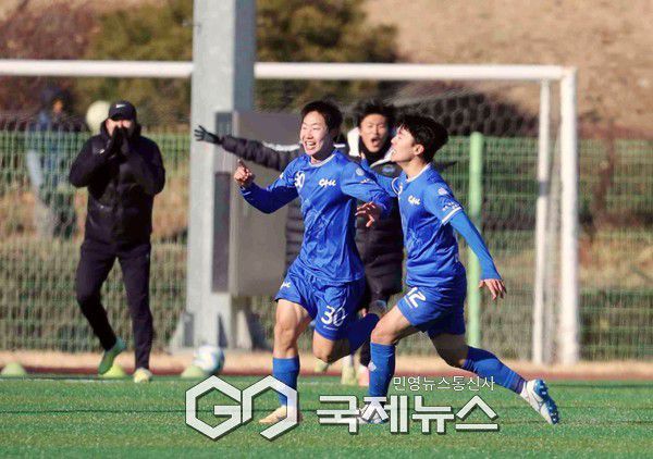 중앙대 최강민이 22일 오후 2시 김천대 인조구장에서 열린 ‘스포츠 중심도시 김천 제22회 1,2학년대학축구대회' 상지대와 결승전 후반 18분 환상적인 감아차기로 동점골을 넣고 기뻐하고 있다(사진=김병용 기자)