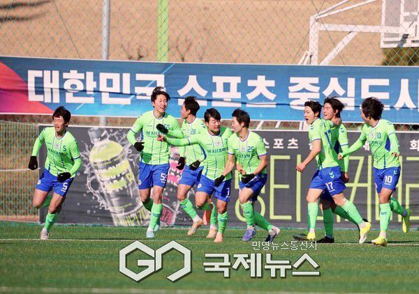 상지대학교 축구부 선수단이 22일 오후 2시 김천대 인조구장에서 열린 ‘스포츠 중심도시 김천 제22회 1,2학년대학축구대회 중앙대와 결승전에서 전반 노윤준의 멀티골로 기뻐하고 있다(사진=김병용 기자)