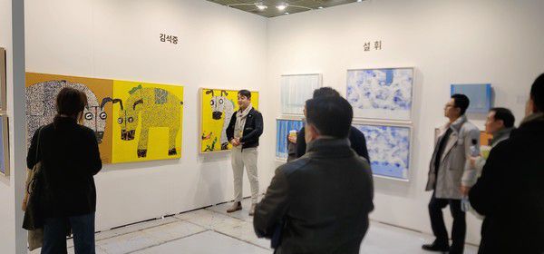 사진=작품설명하는 박기선 아트디렉터