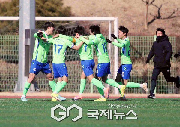 상지대 노윤준이 22일 오후 2시 김천대 인조구장에서 열린 ‘스포츠 중심도시 김천 제22회 1,2학년대학축구대회' 중앙대 결승전 전반 3분 만에 선취골을 뽑아내고 기뻐하고 있다(사진=김병용 기자)