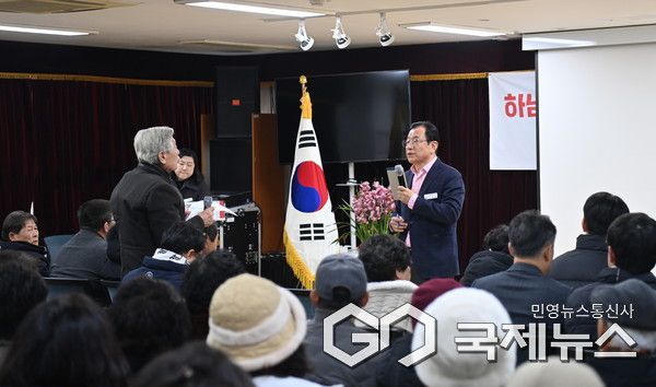 22일 오전 신장2동 행정복지센터에서 열린 ‘2026 신장2동 주민과의 대화’에서 이현재 하남시장이 신장2동 주민의 목소리에 귀를 기울이고 있다.(사진=하남시)