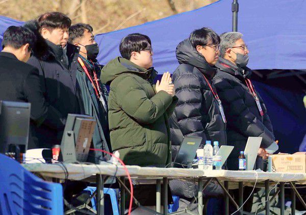 대한축구협호 김원석 경기감독관(맨 오른쪽)이 22일 김천대학교 운동장에서 열린 중앙대와 상지대 결승전에서 매의 눈으로 경기장을 살피고 있다(사진=김병용 기자)