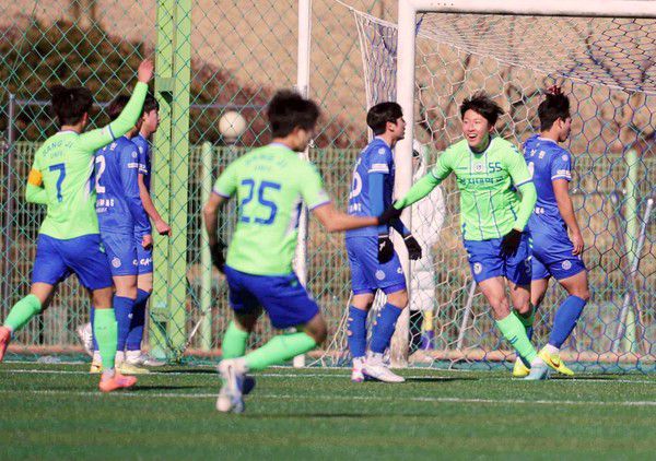 상지대 노윤호가 22일 김천대 운동장에서 열린 대회 중앙대와 결승전 전반 8분 멀티골을 터트리고 기뻐하고 있다(사진=김병용 기자)