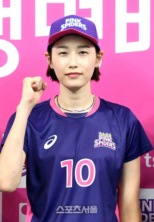 흥국생명 김연경이 29일 경기도 용인 흥국생명연수원에서 진행된 미디어데이 행사에서 취재진을 향해 포즈를 취하고 있다. 2020. 7. 29. 용인 | 박진업기자 upandup@sportsseoul.com