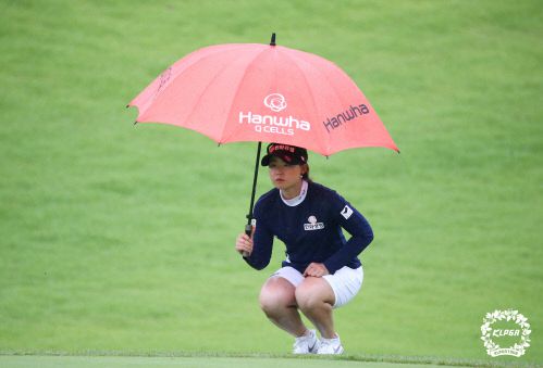 임희정이 12일 스톤게이트CC에서 열린 KLPGA 아이에스동서 부산오픈에서 날카로운 샷 감각을 뽐내고 있다. 제공=KLPGA