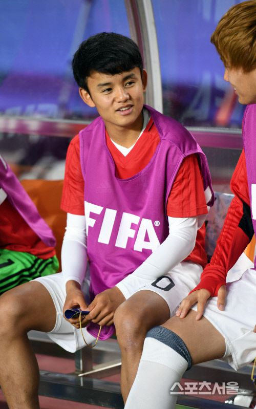 구보 다케후사. 사진은 지난 2017년 5월24일 수원월드컵경기장에서 열린 ‘FIFA U-20 월드컵 코리아 2017’ D조 우루과이와 일본의 경기에 앞서 벤치에 앉아 동료와 이야기를 나누는 모습. 박진업기자