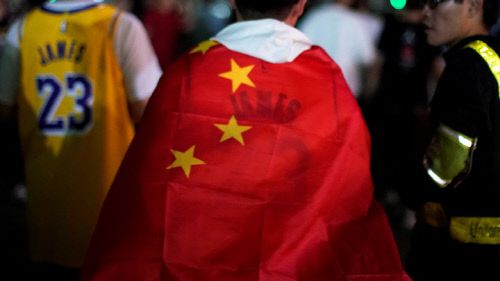 중국인 NBA 팬이 유니폼 위에 오성홍기를 두르고 있다. 출처|디애틀란틱