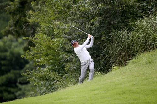 박노석이 깊은 러프에서 탈출을 시도하고 있다. 제공=KPGA