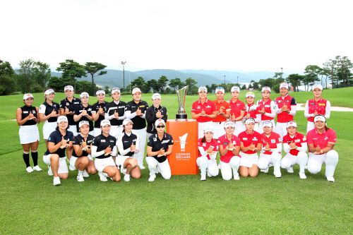 오렌지라이프 챔피언스트로피 박인비 인비테이셔널에 출전한 한, 미, 일 투어 선수들이 포즈를 취하고 있다. 제공=브라보앤뉴